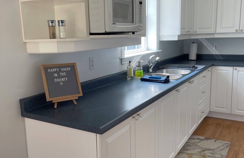 Prince Edward Apartment | 5 minutes to Picton downtown w/beach pass! PEC apartment with backyard space