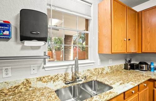Far North Central House | 5 minutes to SixFlags and UTSA! 3BR