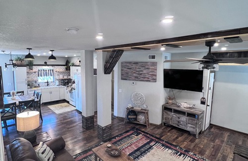 Cookson House | 5 minutes to the Lake! Family sized home with large outdoor deck with lake view.