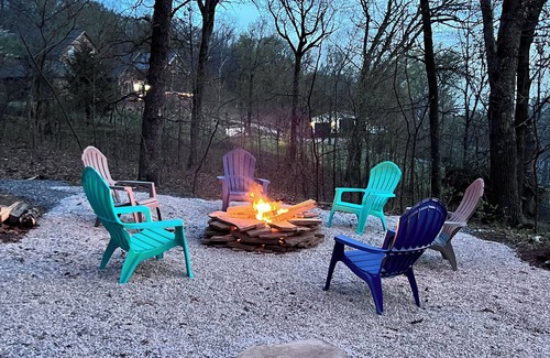 Cookson House | 5 minutes to the Lake! Family sized home with large outdoor deck with lake view.