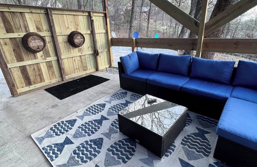 Cookson House | 5 minutes to the Lake! Family sized home with large outdoor deck with lake view.