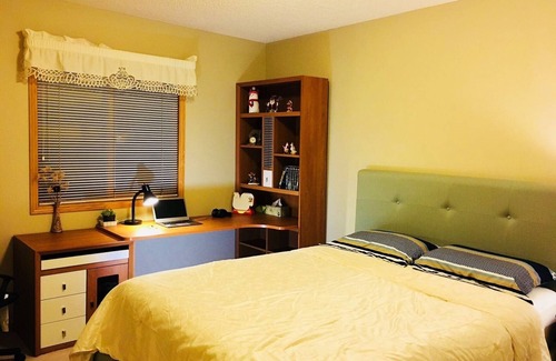 Fort Gary Bed & Breakfast | 5 minutes to Walmart, Costco, IKEA, Outlet, MITT, queen bed with working station