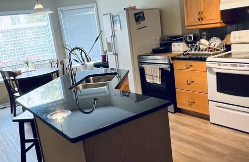 Fort Gary Bed & Breakfast | 5 minutes to Walmart, Costco, IKEA, Outlet, MITT, queen bed with working station