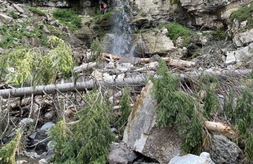 Silver Gate Cabin | 5 minutes to Yellowstone. Fish off your back deck.