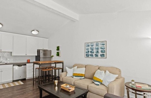 Barton Hills Apartment | 5 Minutes to Zilker & Barton Springs with Parking!