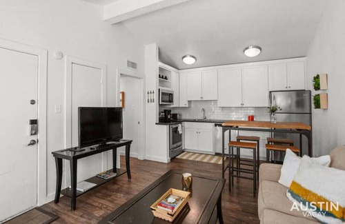 Barton Hills Apartment | 5 Minutes to Zilker & Barton Springs with Parking!