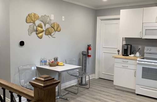 Niagara Falls Apartment | 5 minutes walking to the Niagara Falls! Family-size suite with private entrance.