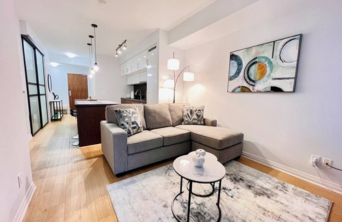 Downtown Toronto Condo | 5 minutes walking to CN Tower! Luxury 2 bed+2 bath condo Downtown Toronto