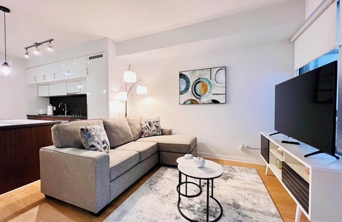 Downtown Toronto Condo | 5 minutes walking to CN Tower! Luxury 2 bed+2 bath condo Downtown Toronto