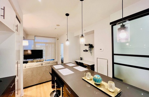 Downtown Toronto Condo | 5 minutes walking to CN Tower! Luxury 2 bed+2 bath condo Downtown Toronto