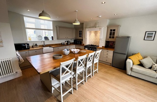 Shanklin Ski Chalet | 5 Old School Mews