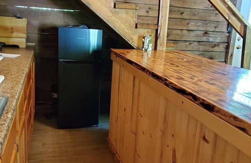 Saint Helens Cabin | #5, Peaceful, low/no tech, river side cabin with AC/heat in Beattyville, Ky.