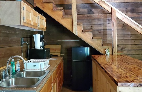Saint Helens Cabin | #5, Peaceful, low/no tech, river side cabin with AC/heat in Beattyville, Ky.