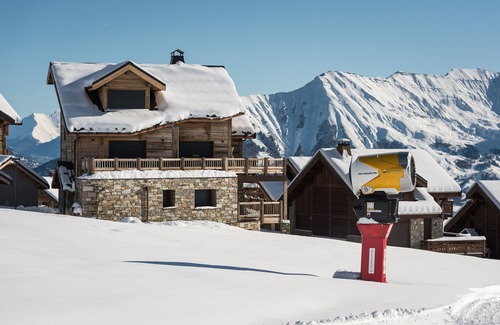 La Toussuire Ski Chalet | 5 * rated chalet of 335m2, on the slopes, swimming pool & cinema