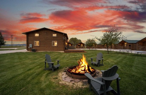 St. Charles Cabin | #5 Red Rock cabin, Newly Remodeled! AC! New Beds! Sleeps 4