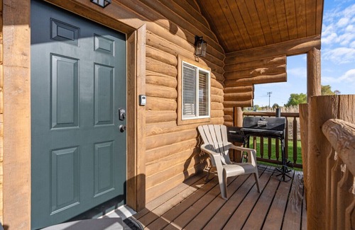 St. Charles Cabin | #5 Red Rock cabin, Newly Remodeled! AC! New Beds! Sleeps 4