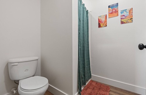 St. Charles Cabin | #5 Red Rock cabin, Newly Remodeled! AC! New Beds! Sleeps 4
