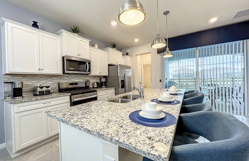 Loughman House | 5⭐ Solterra Villa with Lake View 20% Off Nightly Rent for remaining 2025 dates
