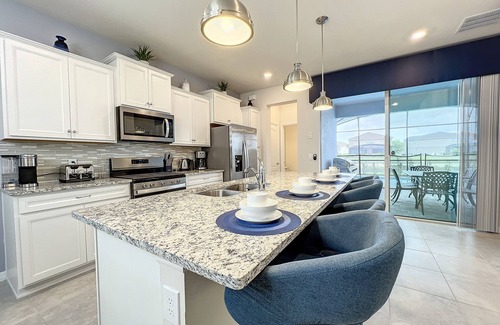 Loughman House | 5⭐ Solterra Villa with Lake View 20% Off Nightly Rent for remaining 2025 dates