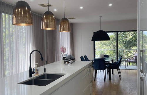 Merewether House | 5 Star 3 Bedroom House close to Merewether Beach