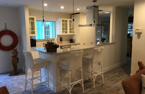 Summerplace House | 5 star 5 bed charming home & pool tropic setting 1 blk. to pvt. beach low rates!