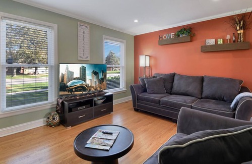 Melrose Park House | 5 Star Cozy Entire Furnished Monthly Home with 2 car garage