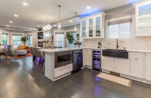 Chicago House | 5 Star Epicurean Experience with Hip, Modern, Gazebo with BBQ Grill & Sleeps 14.