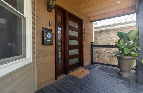 Chicago House | 5 Star Epicurean Experience with Hip, Modern, Gazebo with BBQ Grill & Sleeps 14.