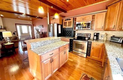 Centre Cottage | 5 Star Lakefront Cottage with Full Guest House on Lake Weiss - Sleeps 10-12