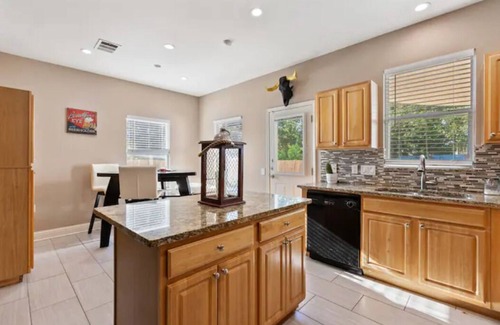 East MLK House | ⭐️ 5-Star Reviews: King Suites + Spa Baths, Near DT, Arcade, Parking, Sleeps 18 🏡