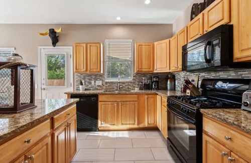 East MLK House | ⭐️ 5-Star Reviews: King Suites + Spa Baths, Near DT, Arcade, Parking, Sleeps 18 🏡