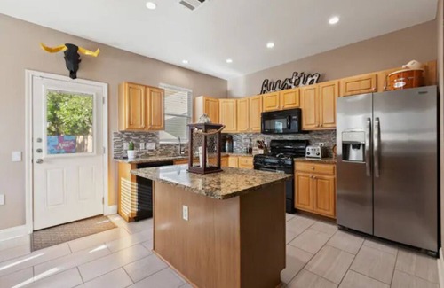 East MLK House | ⭐️ 5-Star Reviews: King Suites + Spa Baths, Near DT, Arcade, Parking, Sleeps 18 🏡