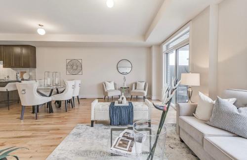 Richmond Hill House | 5 STAR ROOM AT BEST LOCATION IN RICHMOND HILL-Walking Plaza, Malls,Train