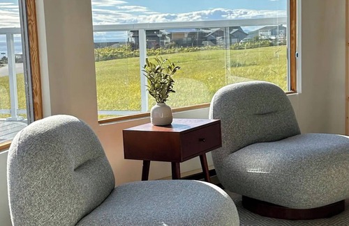Oak Harbor House | 5 star Spectacular ocean view, sunsets, walk to beach, close to town