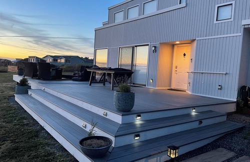 Oak Harbor House | 5 star Spectacular ocean view, sunsets, walk to beach, close to town