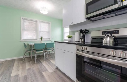 Omaha Apartment | 50's Unit-Colorful & Comfy Stay