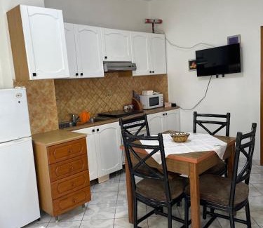 Shkembi i Kavajes Apartment | 50 Steps to the Sea