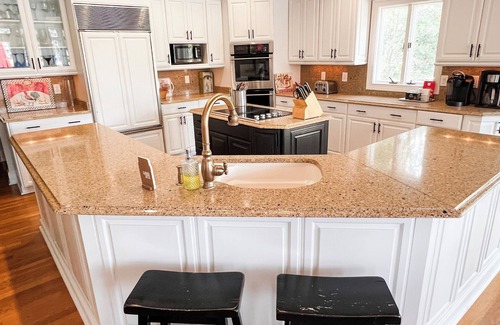 Lake Oconee House | 500' of Lakefront : 3 Million House, POOL ! Boat to Rent! 2 night minimums