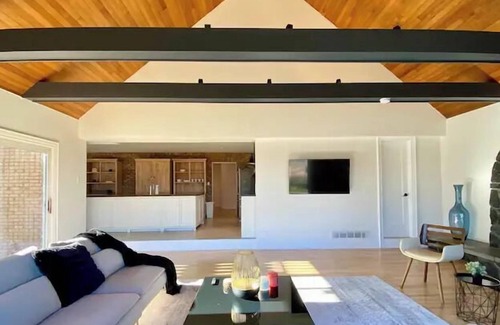 Caledon House | 5000 Sq Ft of Peace and Serenity