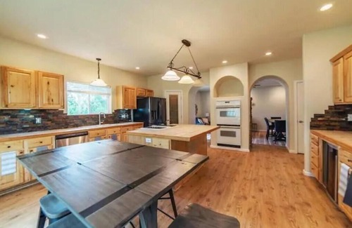 Michigan Hill House | 5000sqft W Indoor Hotub, Gameroom, Views & Private Suite!