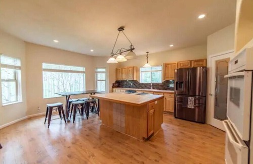 Michigan Hill House | 5000sqft W Indoor Hotub, Gameroom, Views & Private Suite!
