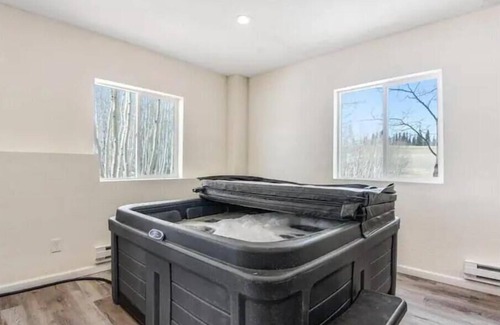 Michigan Hill House | 5000sqft W Indoor Hotub, Gameroom, Views & Private Suite!