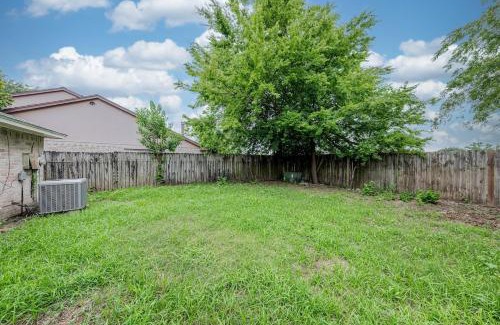 Houston House | 5026 Cozy 3BR Home near Airport
