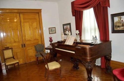 Richland Center Ski Chalet | 512 Maon House Bed and Breakfast
