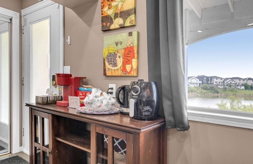 Calgary Apartment | 52-3 Bed Suite on Lake Central A/C By Airport