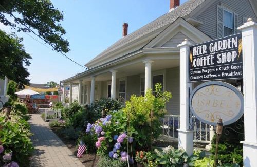 Harwich Port House | 525 Route 28 Harwich Port Cape Cod - - The Mooring