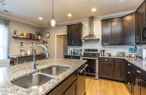 Masterson Station House | 527 Estrella · King Bed, entire 4 bedroom, Kentucky living
