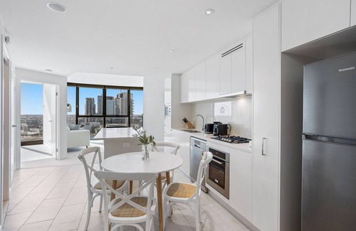 Brisbane Central Business District Apartment | 52nd Floor with Panoramic Views of Brisbane City