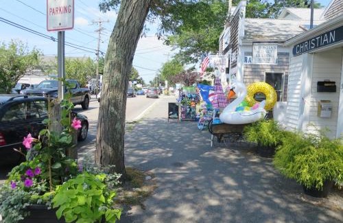 Harwich Port House | 530 Route 28 Harwich Port Cape Cod - - The Pineapple House
