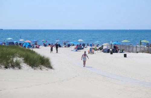 Harwich Port House | 530 Route 28 Harwich Port Cape Cod - - The Pineapple House